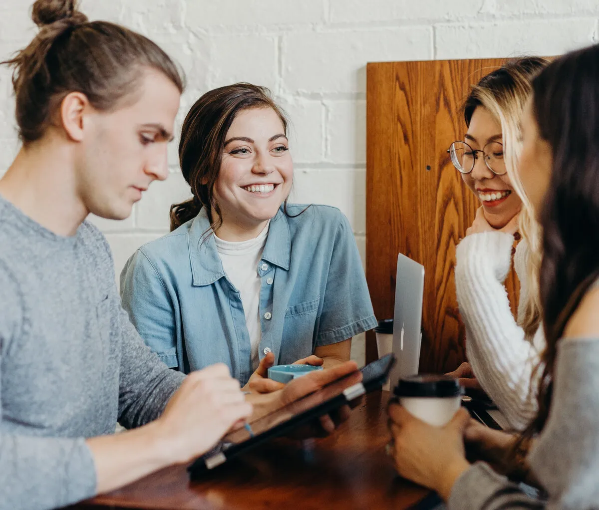 Brinkee connecte les bureaux entre les départements et gère tous les processus et les données que votre système ERP ne peut pas gérer.